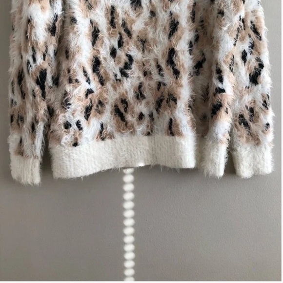 Minkpink Soft Comfy Fuzzy Leopard Print Long Sleeve Sweater Shirt Top White - Picture 9 of 10
